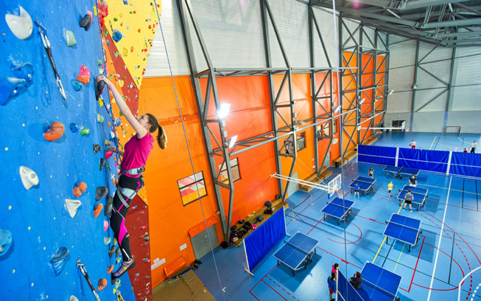 mur d'escalade indoor du centre sportif du Dévoluy